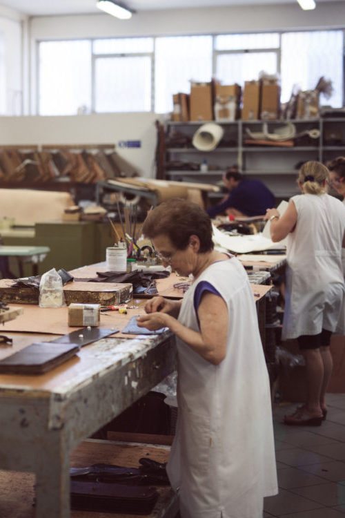 Artisan travaille cuir