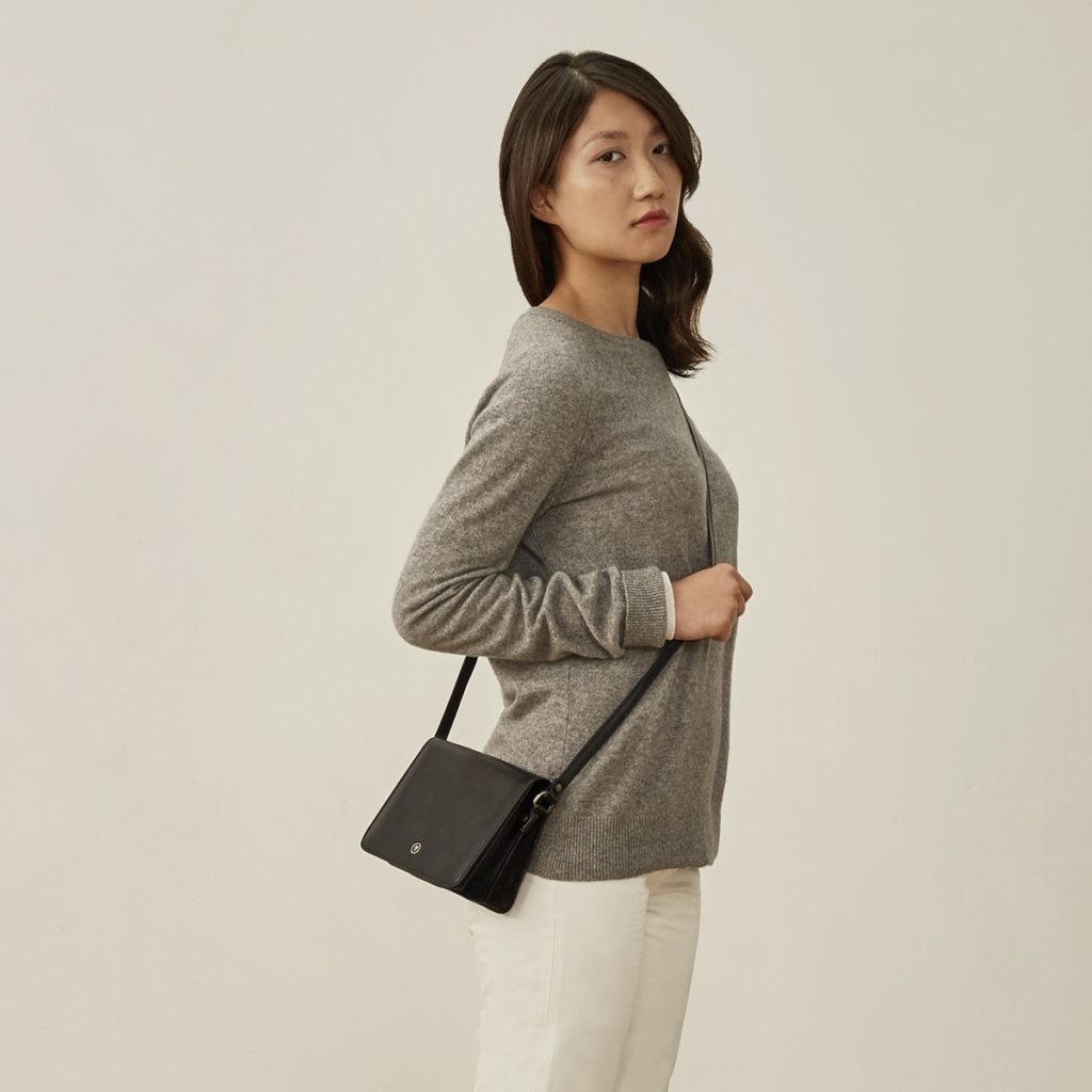 femme avec lucca en noir