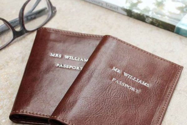 Personnalisation de votre cadeau de mariage en cuir par embossage