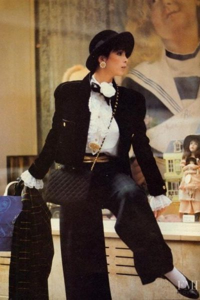 Kim Williams et son sac bandoulière en cuir noir