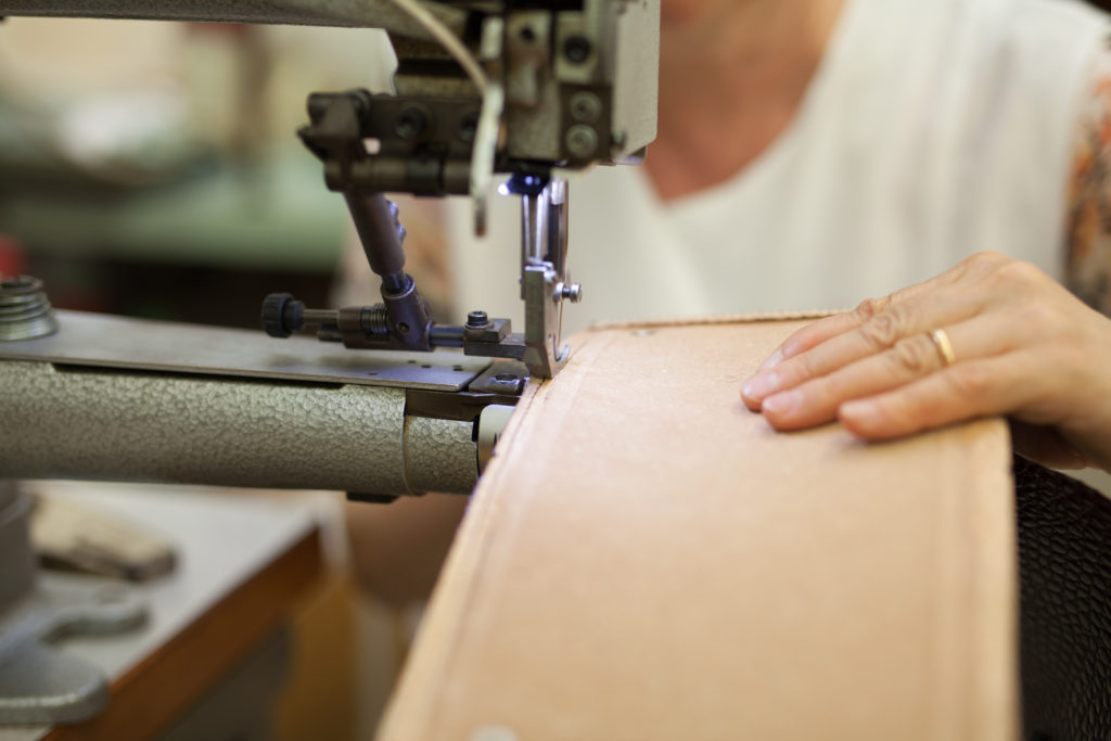 Fabrication artisanale des attachés cases Maxwell Scott