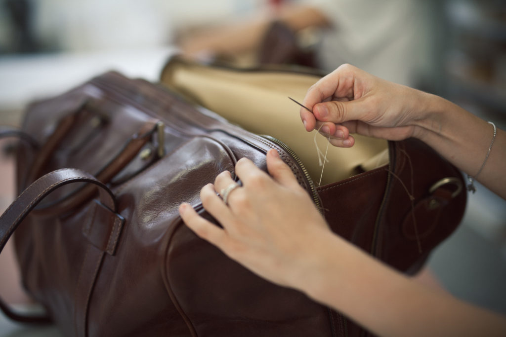 Coutures de finition du grand sac de voyage Flero