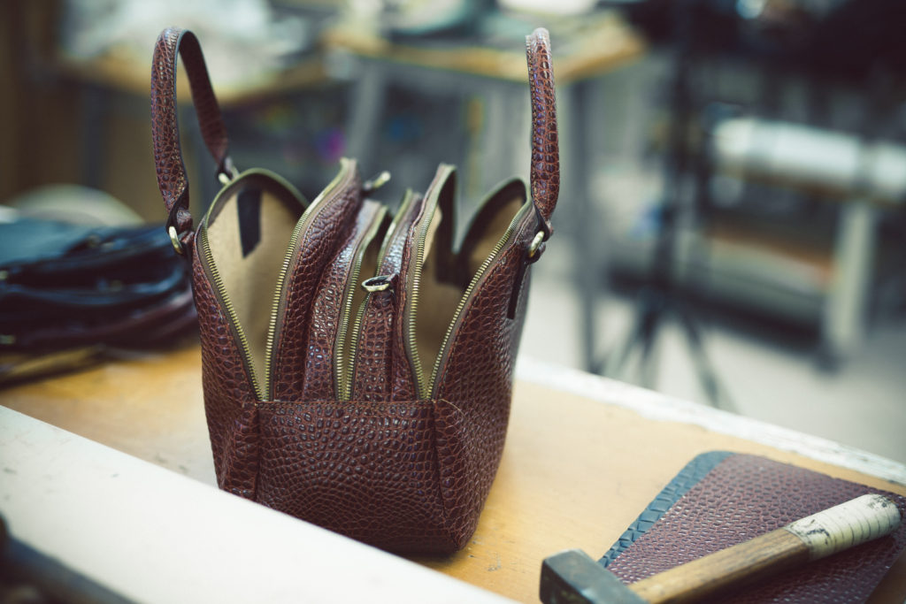 Fabrication artisanale du sac à main Liliana en cuir croco