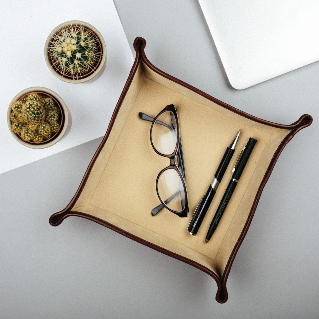 Vide poches de bureau en cuir marron clair