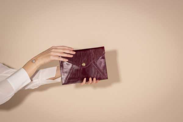 La pochette Ortona en cuir bordeaux de Maxwell-Scott