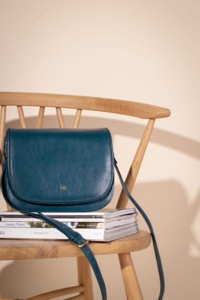 Le sac à bandoulière Medolla en cuir lisse bleu de Maxwell Scott