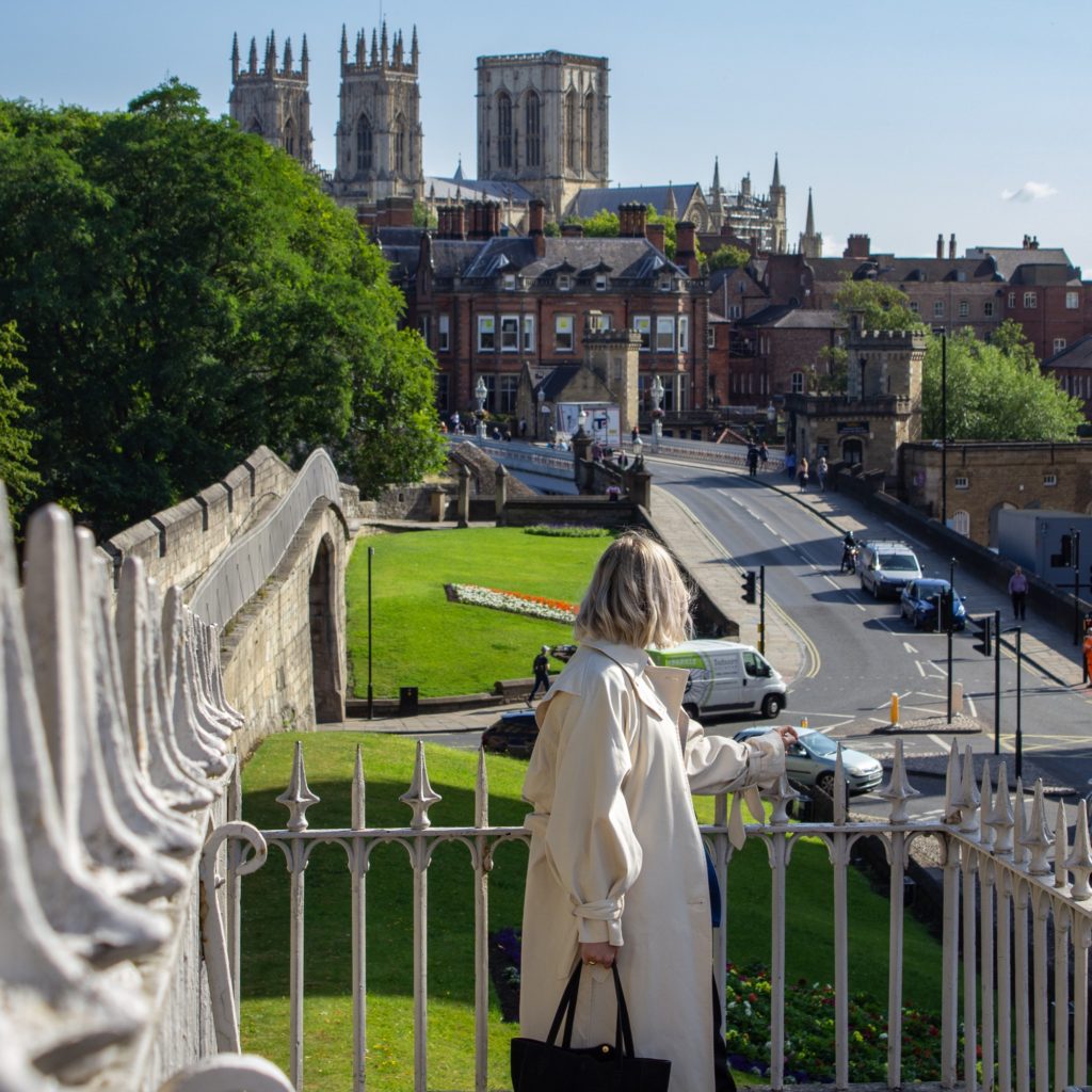 Vue sur la cathédrale de York depuis les remparts médiévaux de la ville