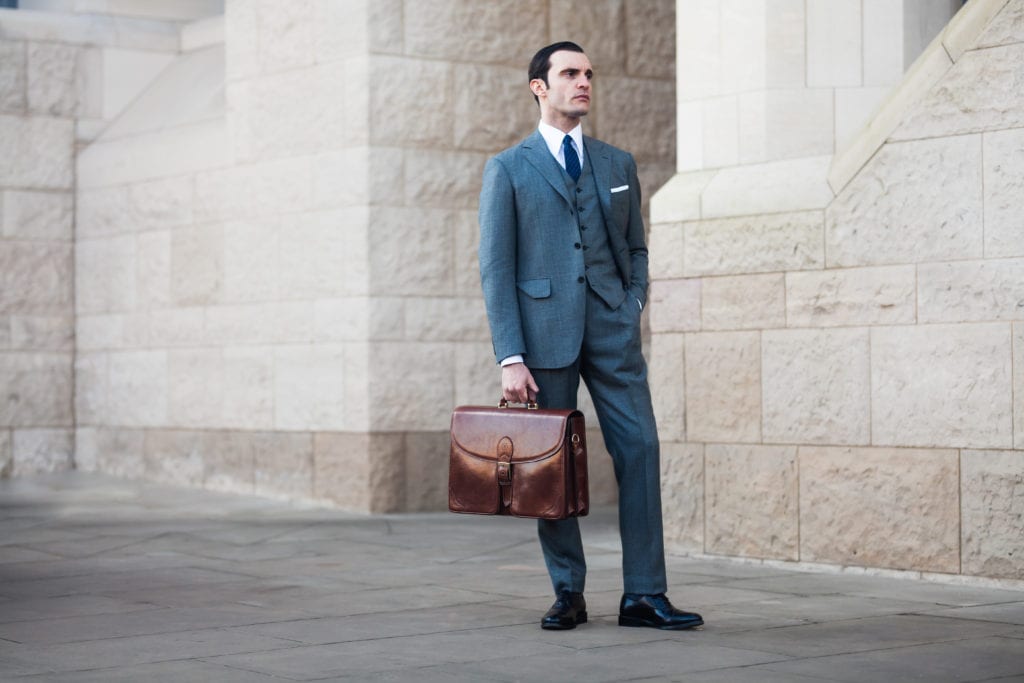 Tenue élégante pour homme avec le cartable Tomacelli de Maxwell Scott