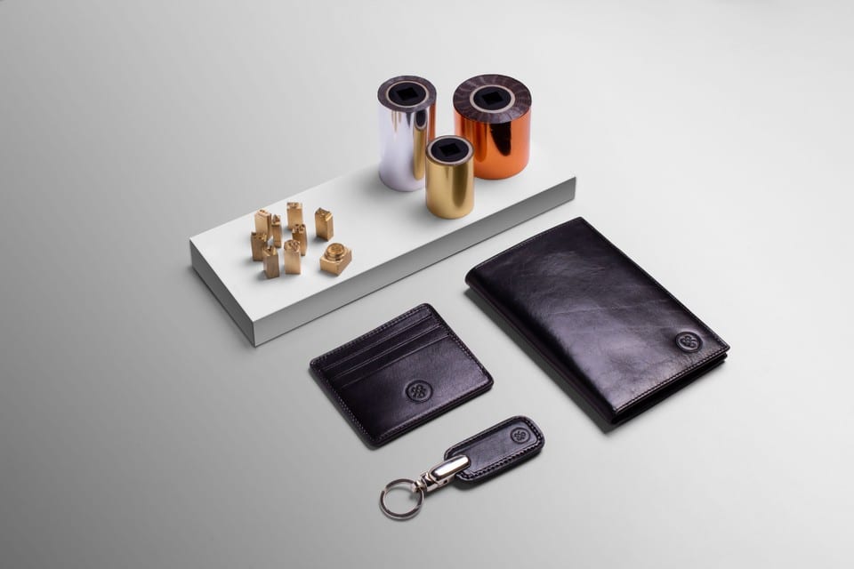 Service de personnalisation par embossage de Maxwell Scott