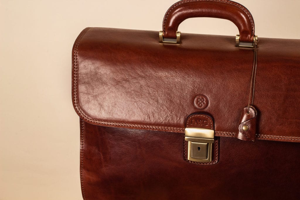 Personnalisation par embossage du cuir
