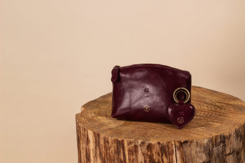 Trousse et porte-clés en cuir personnalisés par embossage