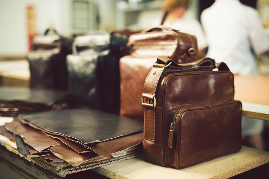 Fabrication artisanale des sacs en cuir de Maxwell Scott